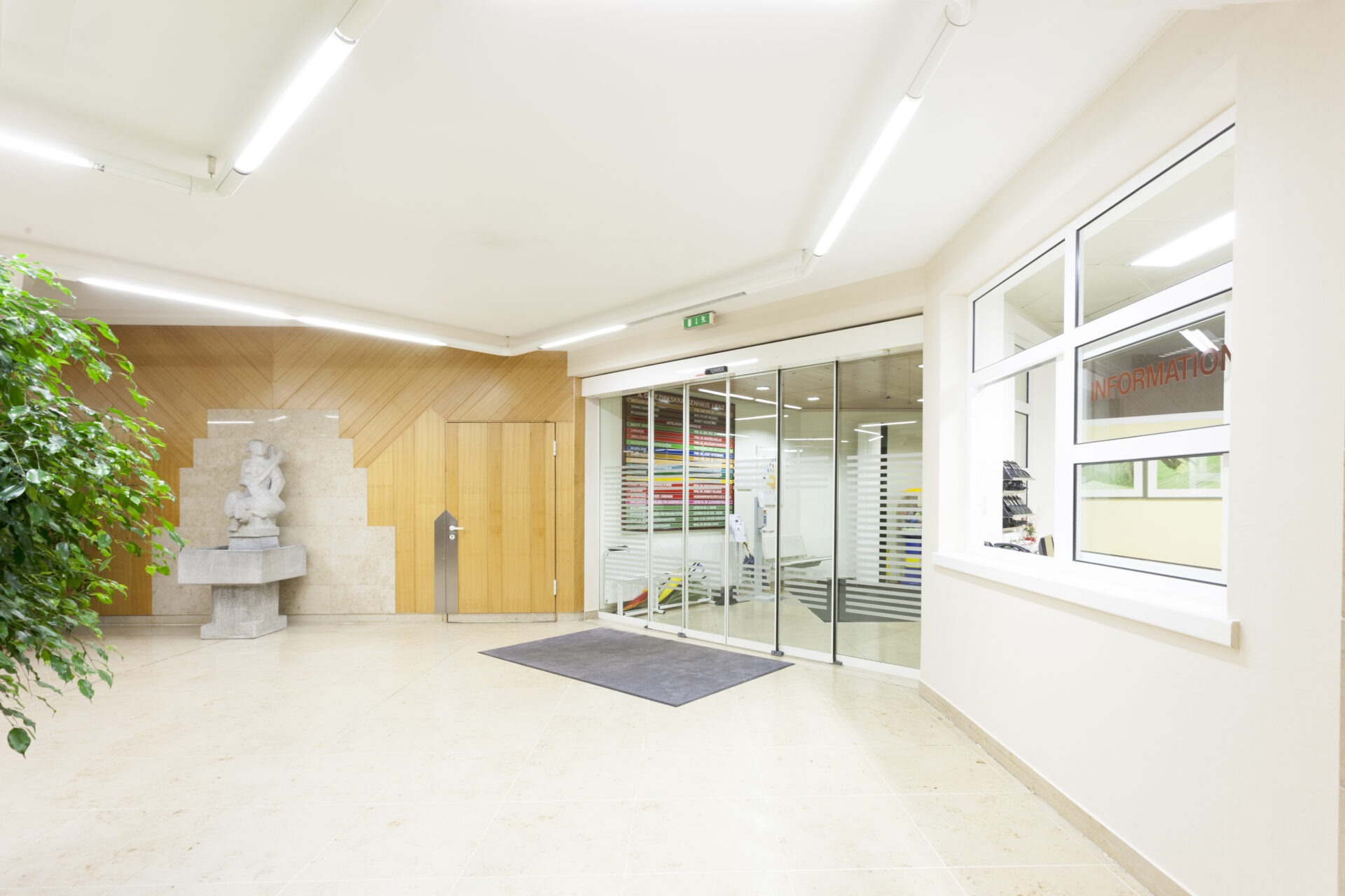 Der Eingangsbereich des Krankenhauses