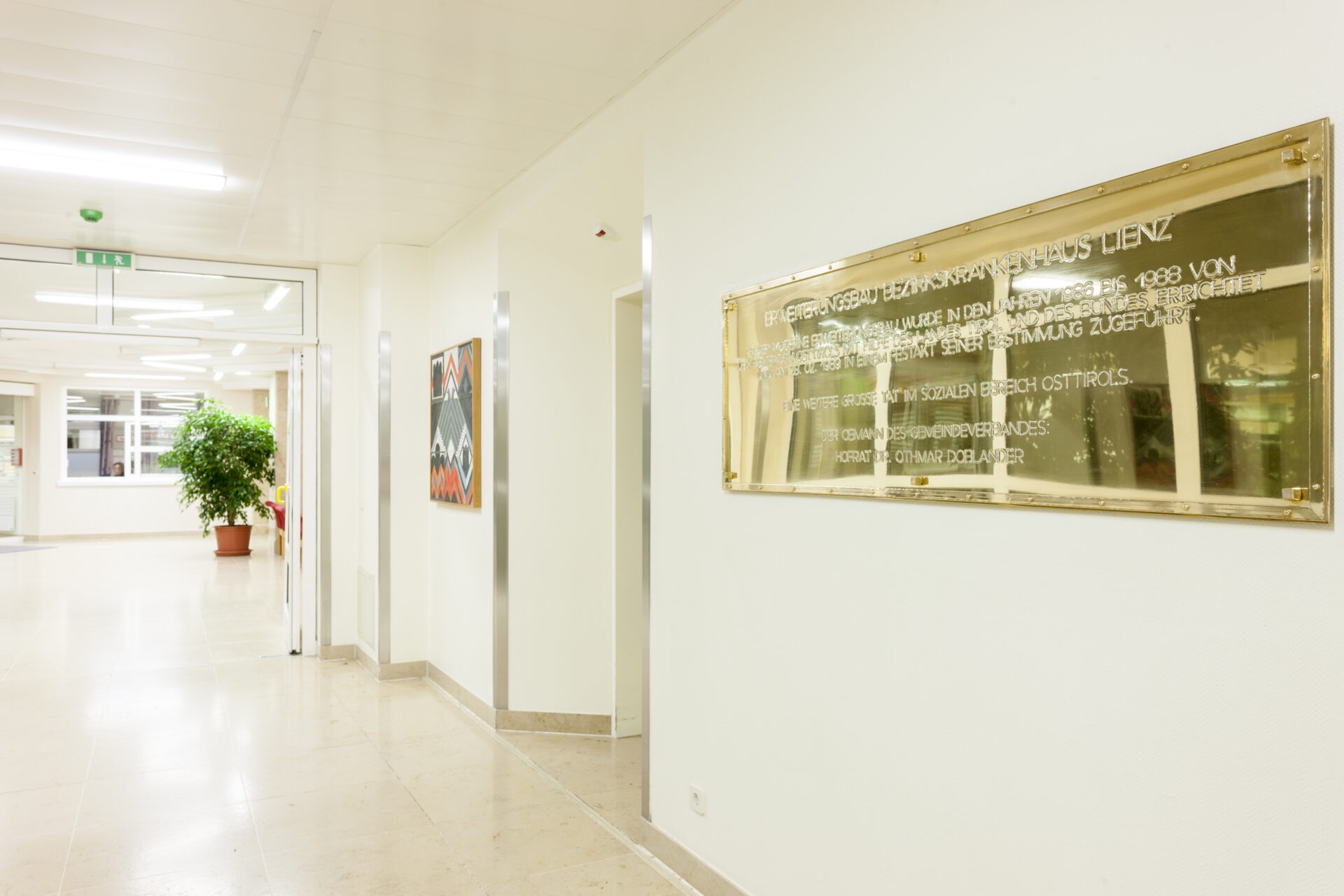 Die Tafel im Eingangsbereich, welche von Hofrat Dr. Doblander im Zuge des Erweiterungsbaus des Krankenhauses angefertigt wurde
