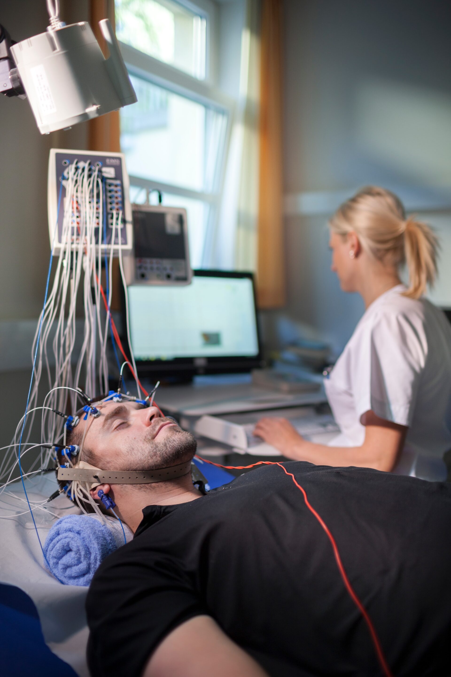 es wird eine EEG (Elektroenzephalografie) - Untersuchung durchgeführt und misst die elektrische Aktivität des Gehirns, indem 21 Elektroden in einer Haube auf dem Kopf platziert werden