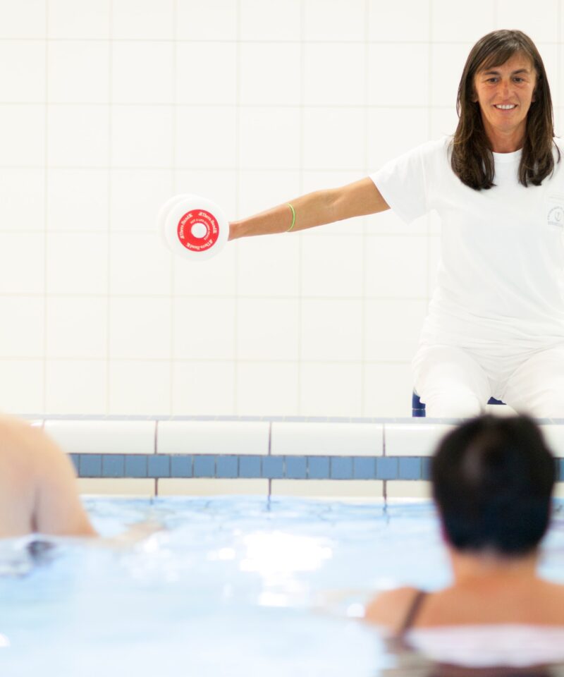 Unterwassertherapie nutzt den Auftrieb und den Widerstand des Wassers für gelenkschonende Bewegungen