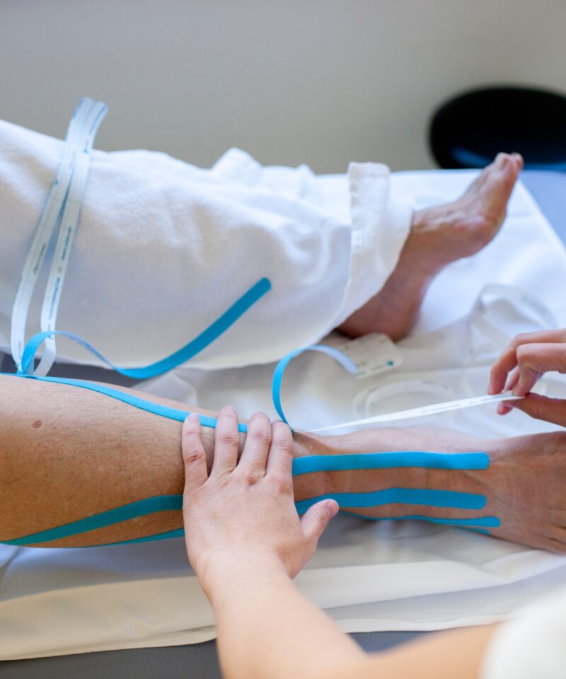 Kinesiotape wird bei verschiedenen Beschwerden und Verletzungen verwendet. Der körpereigene Heilungsprozess wird stimuliert. Die Physiotherapeutin setzt als ergänzende Behandlungsmethode das medizinische Tapen ein.