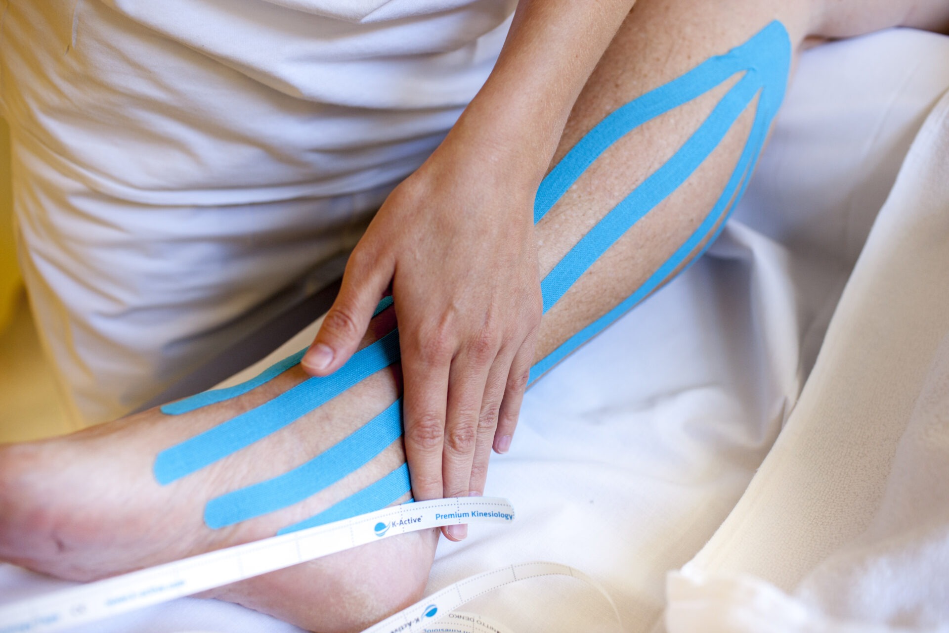 Kinesiotape wird bei verschiedenen Beschwerden und Verletzungen verwendet. Der körpereigene Heilungsprozess wird stimuliert. Die Physiotherapeutin setzt als ergänzende Behandlungsmethode das medizinische Tapen ein.