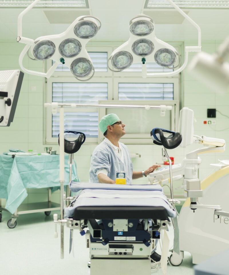 der Urologe inmitten des OP-Saals