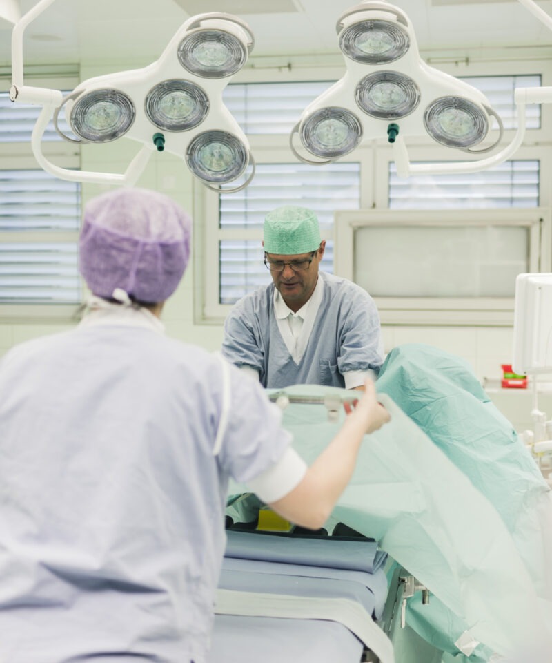 der Urologe und sein Team bereiten sich für die OP vor