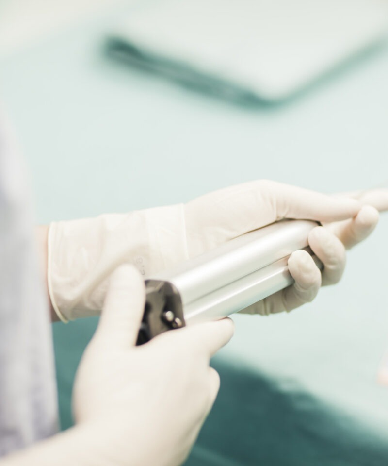 das Instrument während einer urologischen Operation wird gezeigt
