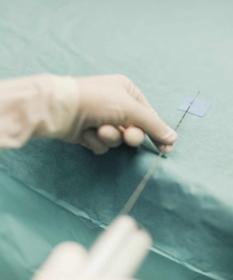 das Instrument für eine urologische Operation wird gezeigt