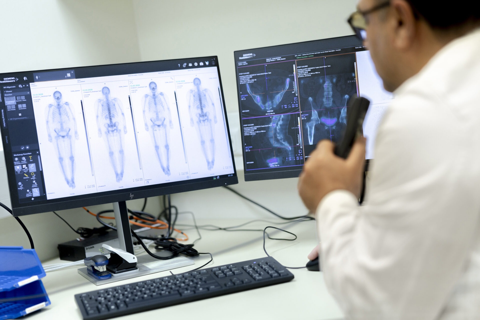 der Facharzt für Nuklearmedizin diktiert anhand der SPECT-Bilder den Arztbrief des Patienten