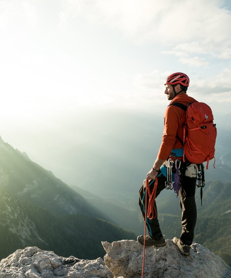 ein Bergsteiger auf der Spitze eines Berges von Osttirol