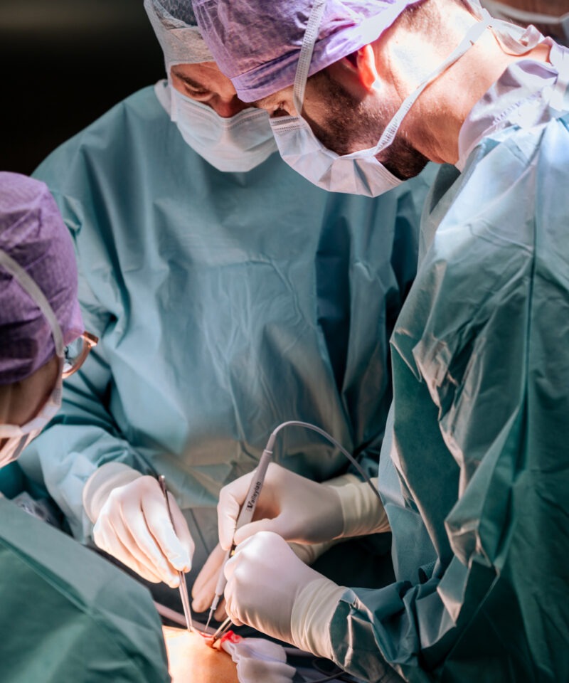 Ärzteteam während der Schilddrüsenoperation