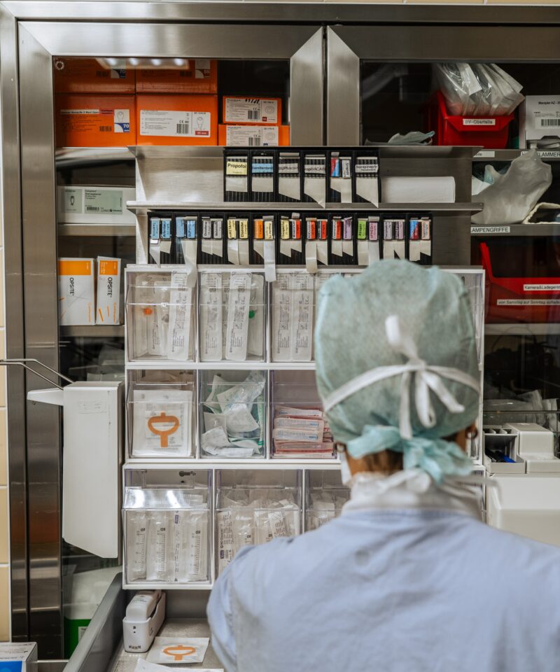 Pflegekraft während der Vorbereitung der Narkosemedikation im OP