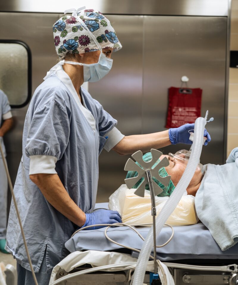 Ärztin und Patient während der Vorbereitung zur Vollnarkose (Intubationsnarkose)
