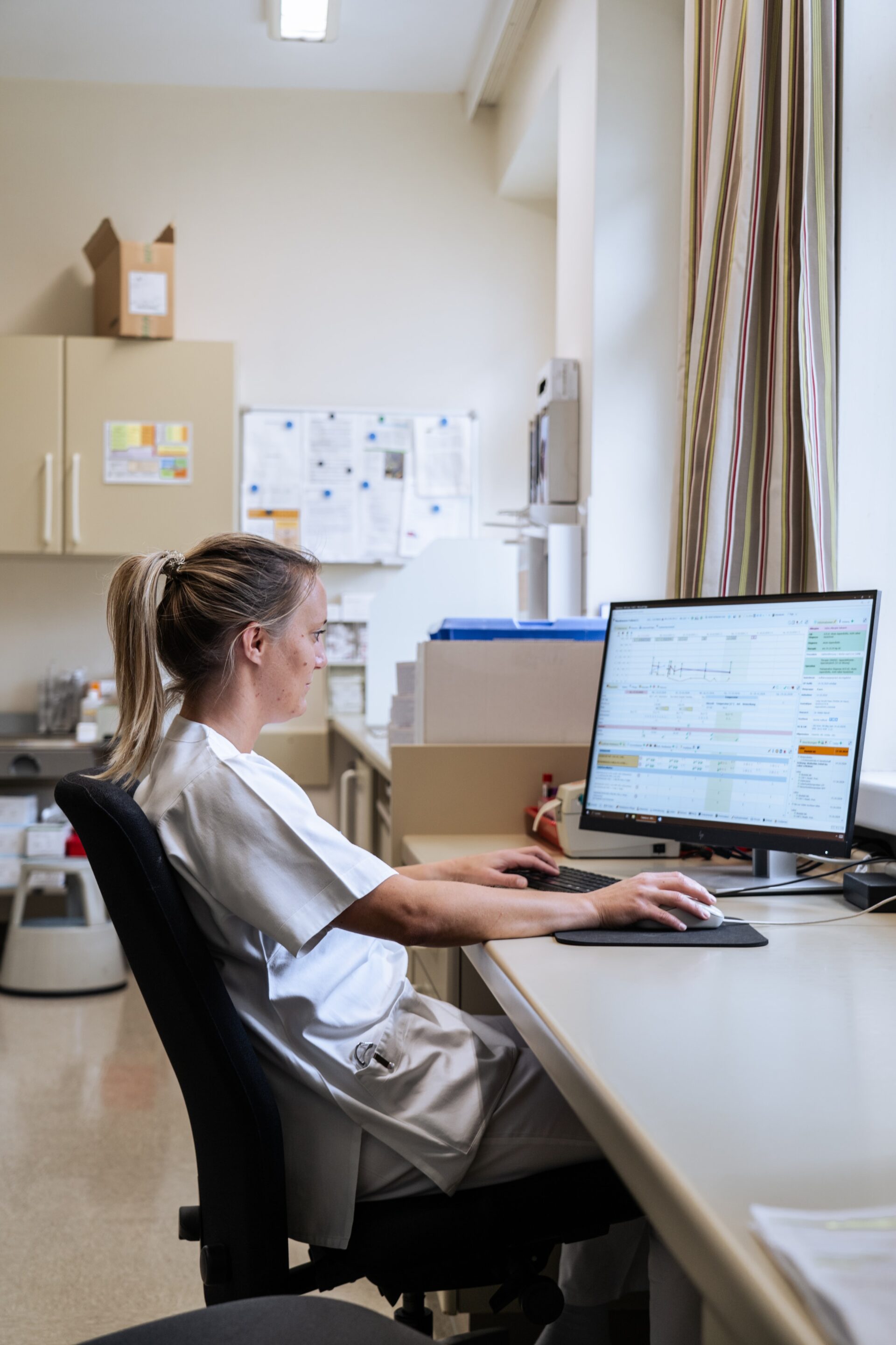 eine Pflegekraft prüft die Patientenentlassungen für diesen Tag