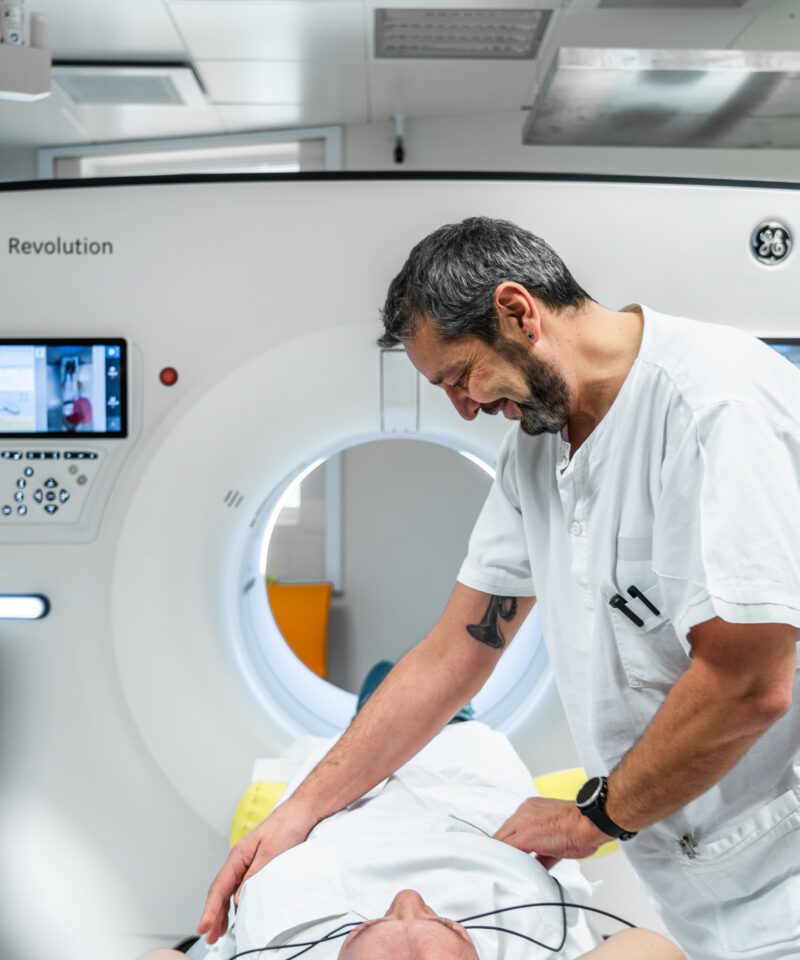Der Radiotechnologe bereitet die MR-Untersuchung vor