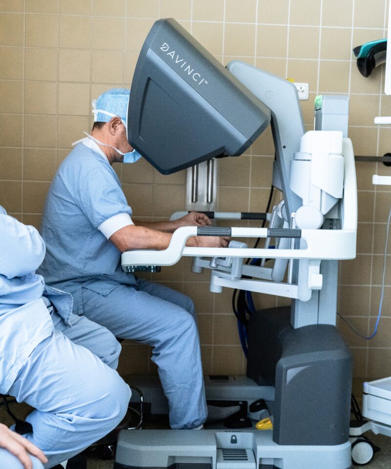 ein Arzt sitzt am neuen da Vinci Xi® und führt eine moderne robotisch assistierte Operation durch