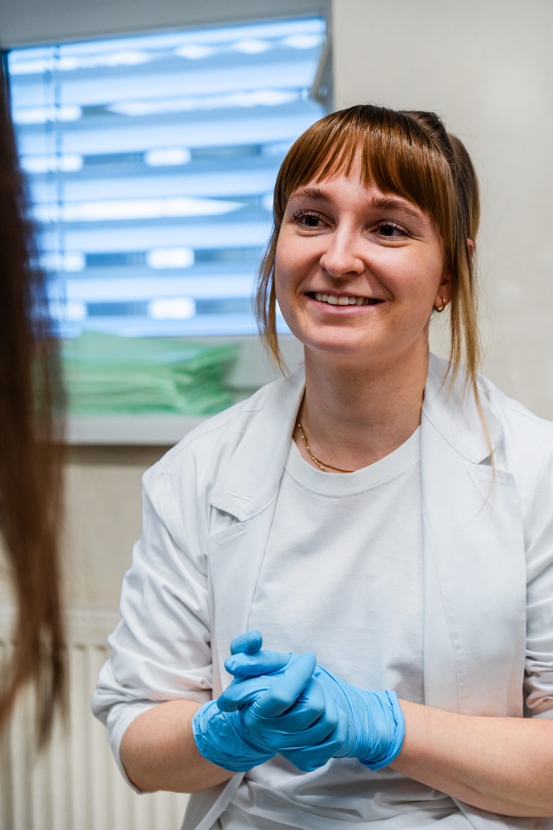 HNO-Ärztin beim Patientengespräch
