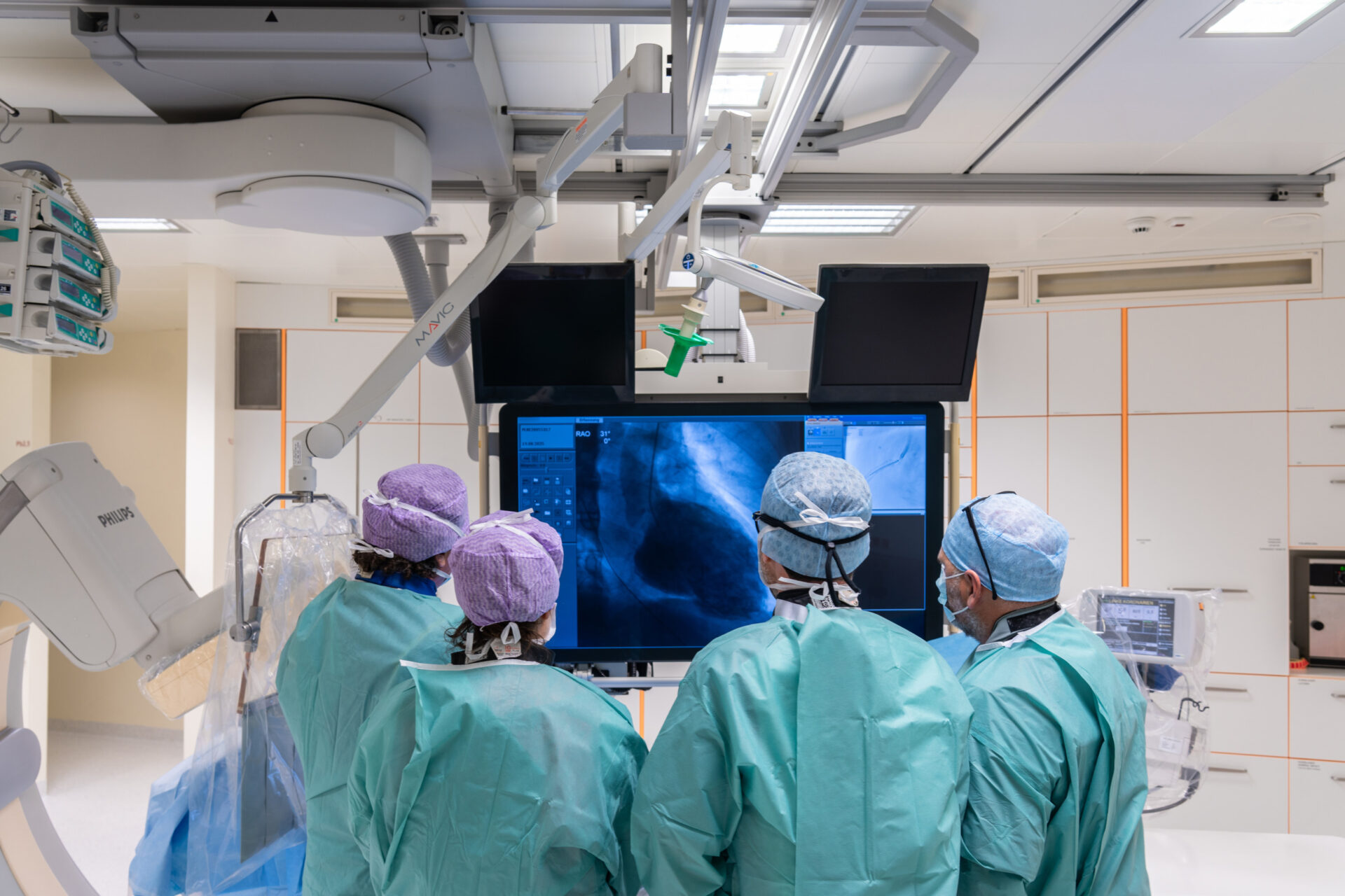 Das Ärzteteam sieht sich die Herzkranzgefäße an