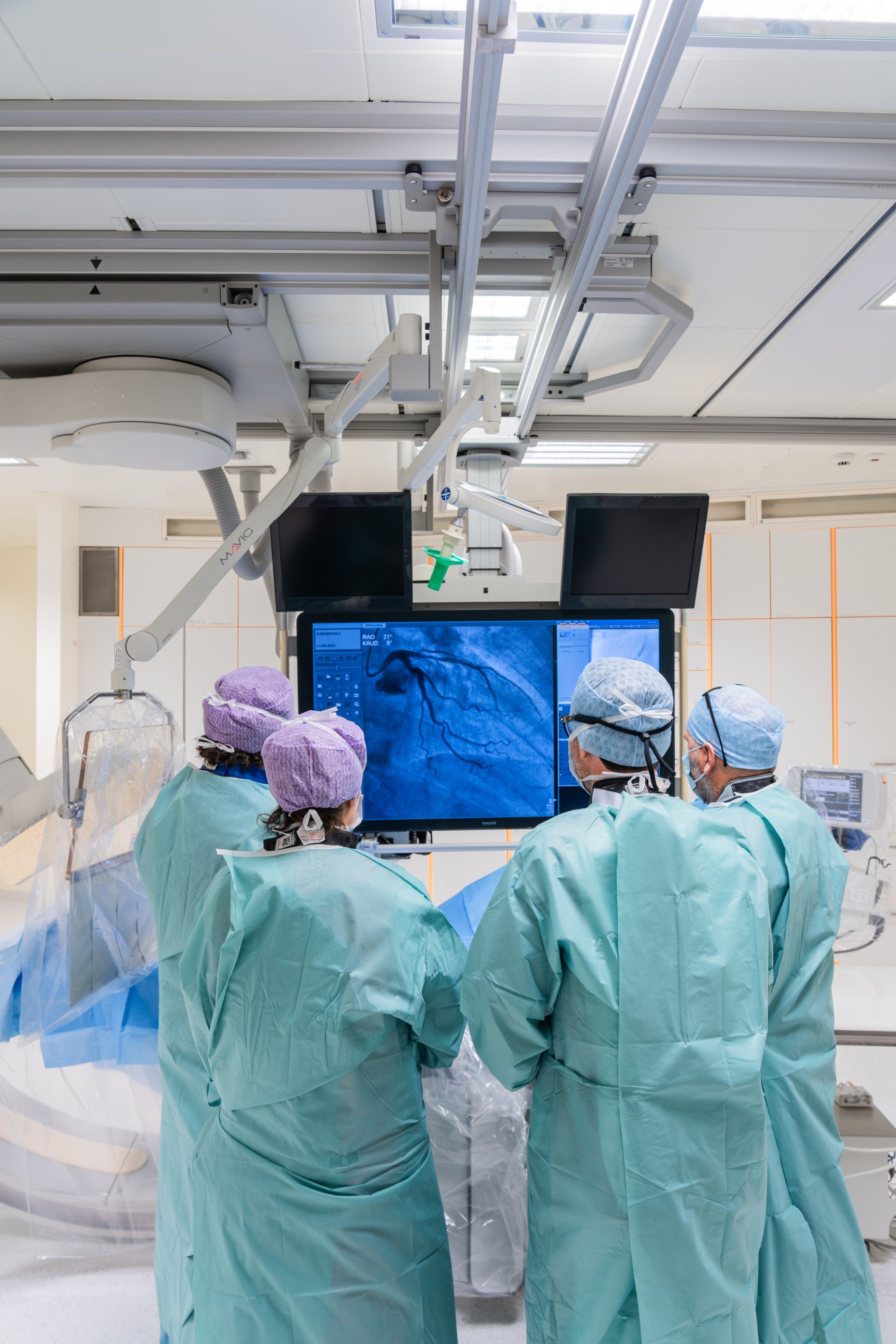 Das Ärzteteam sieht sich die Herzkranzgefäße an