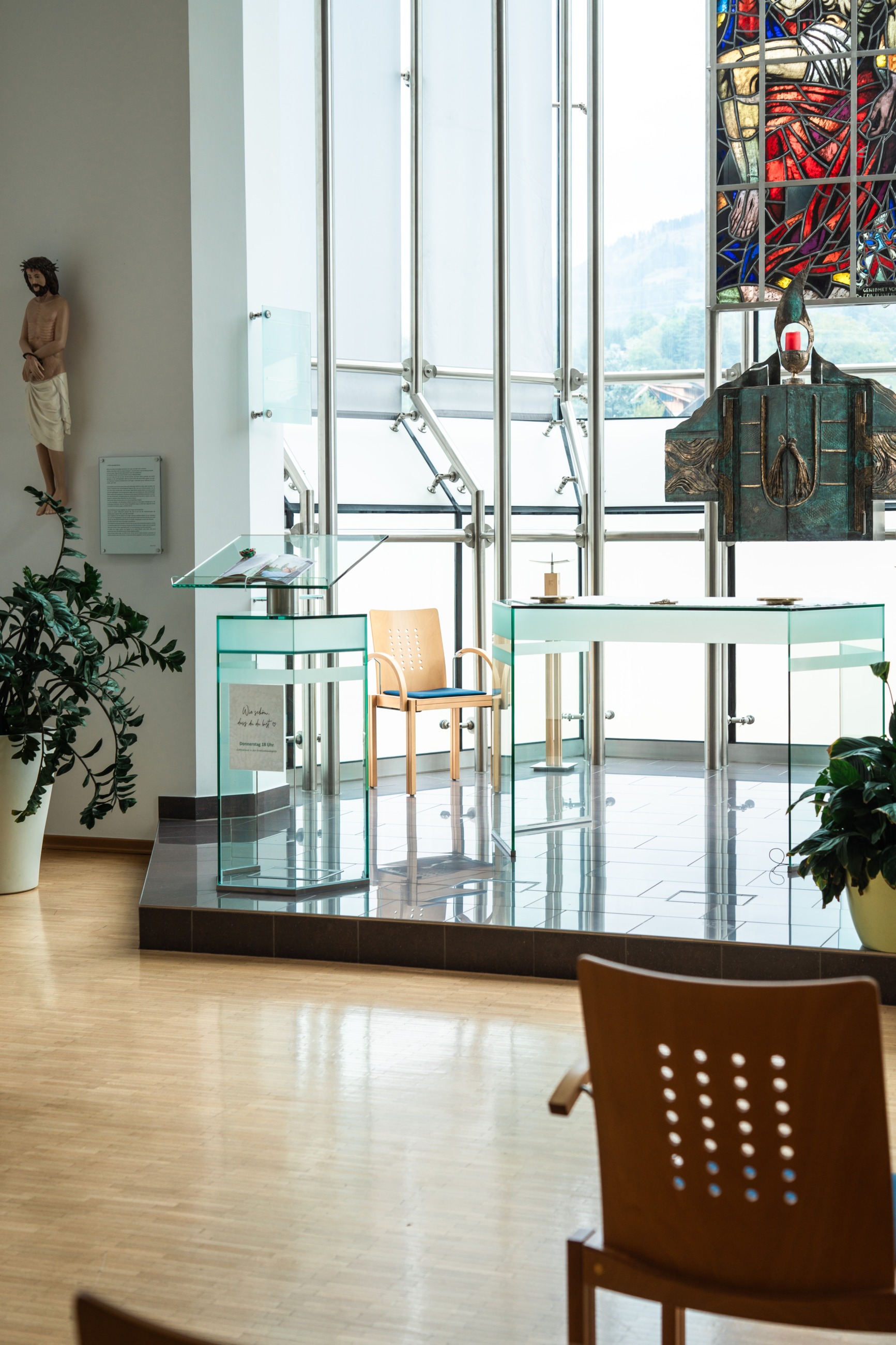 Krankenhauskapelle mit großer Glasfront hinter dem Altar