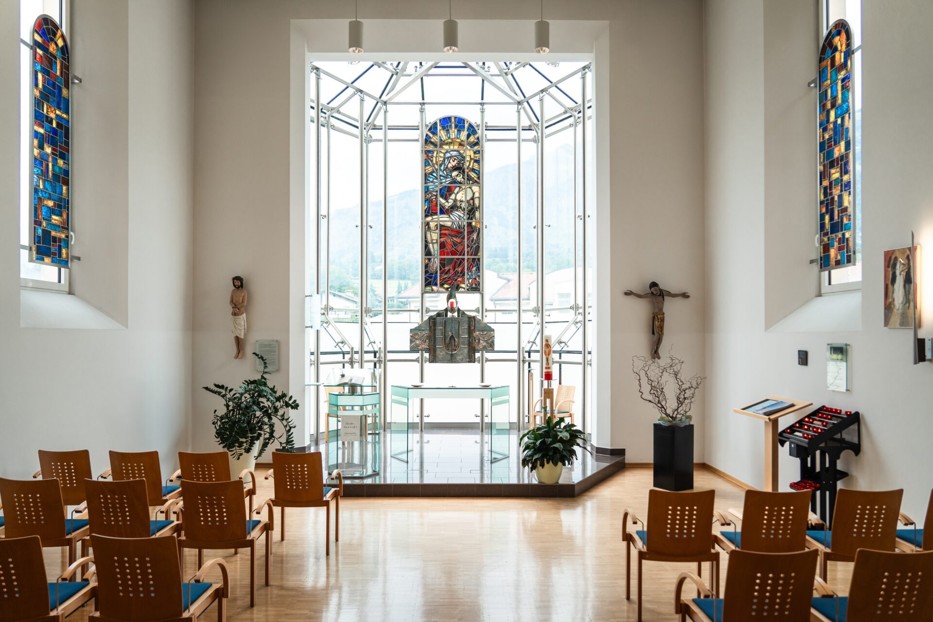 Krankenhauskapelle mit großer Glasfront hinter dem Altar