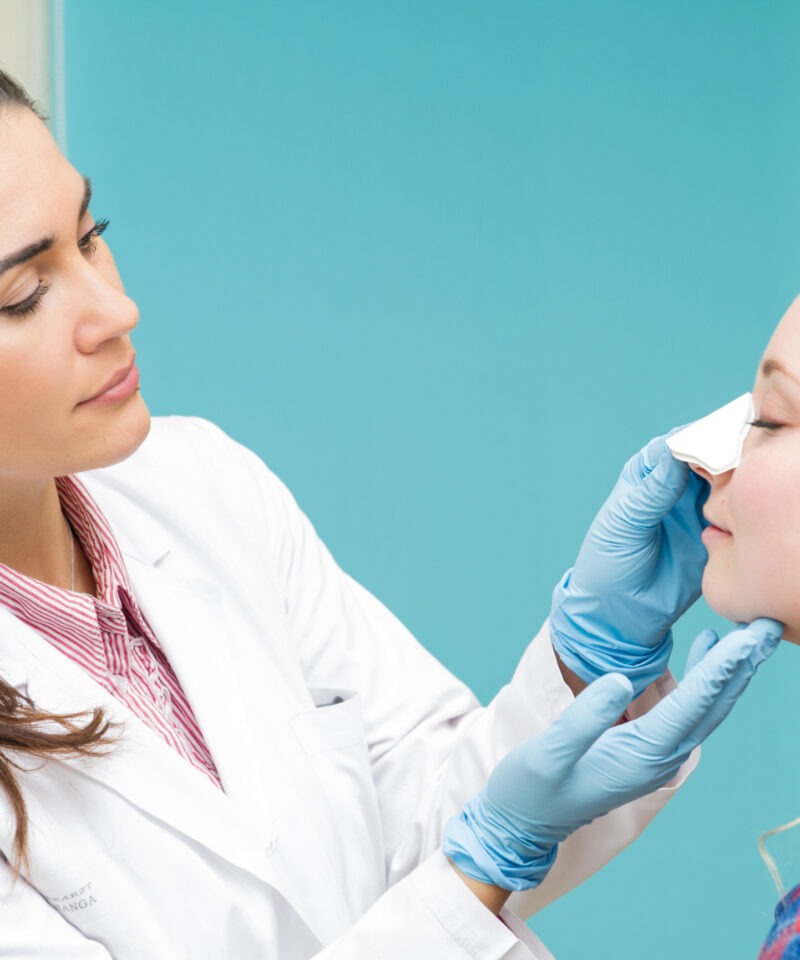 Die HNO-Fachärztin untersucht die Nase der Patientin