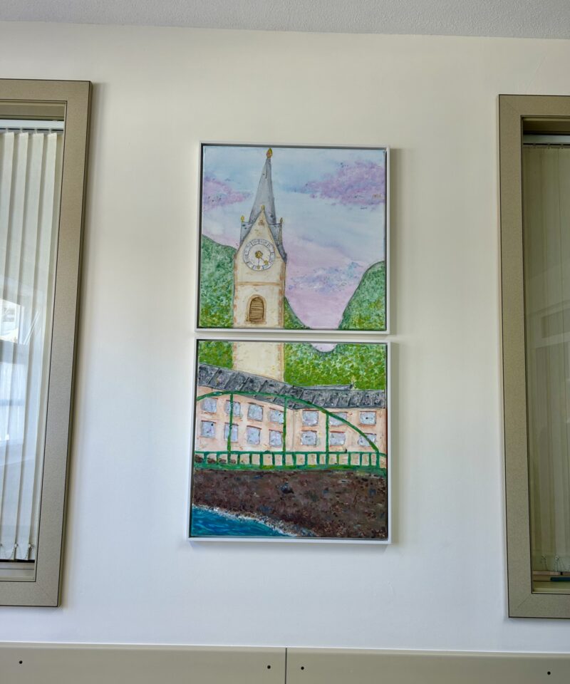 ein von Schülern gezeichnetes Bild von einer Lienzer Kirche hängt im Aufenthaltsraum der Psychiatrie