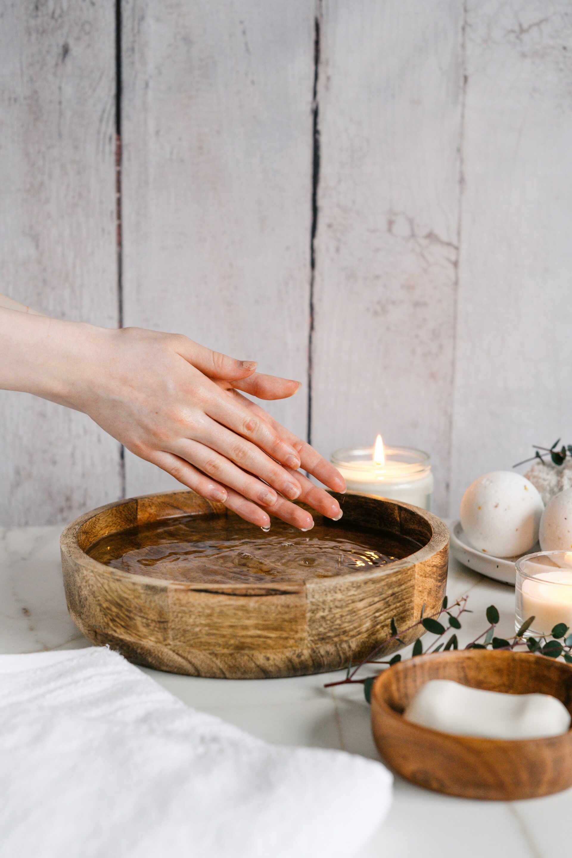 Die Aromatherapie arbeitet mit natürlichen Düften, um Beschwerden zu lindern. Zum Einsatz kommen beispielsweise ätherische Öle von Rose, Lavendel oder Salbei. Diese Öle sind nicht nur eine Wohltat für die Nase. Sie können auch viele körperliche Beschwerden lindern und die Stimmung positiv beeinflussen.