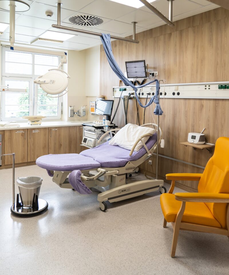 das Kreiszimmer mit Bett und Stuhl für die Angehörigen samt Überwachungsmonitor und Sauerstoffleitung