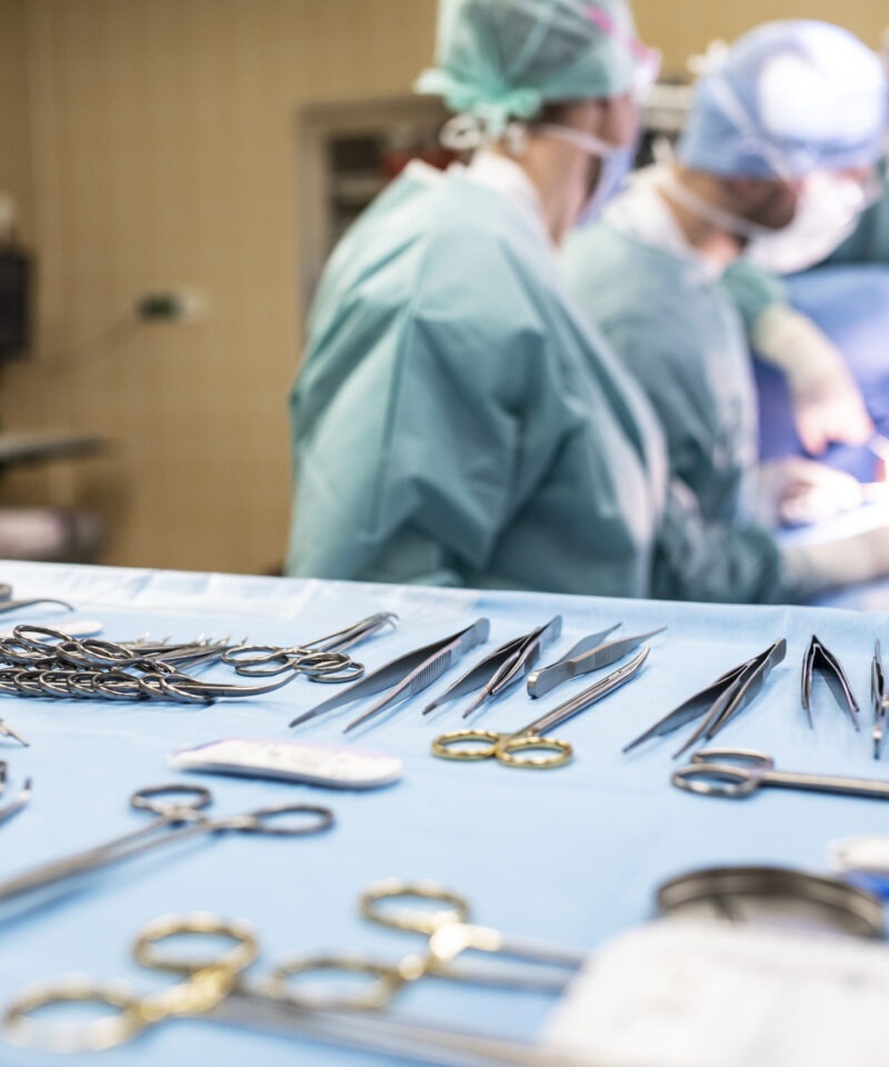 die Instrumente für die Operation sind im Fokus