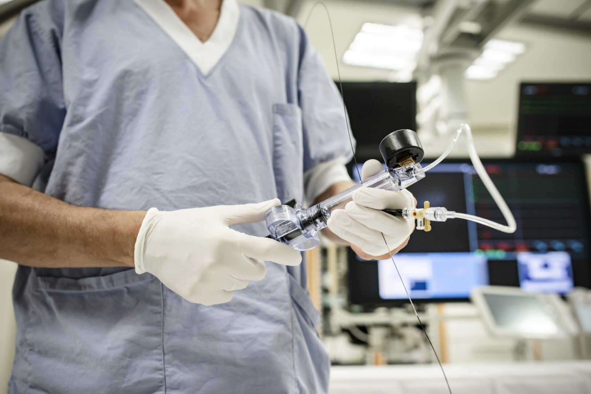 Der Kardiologe hat das Instrument zum Setzen des Stents in der Hand