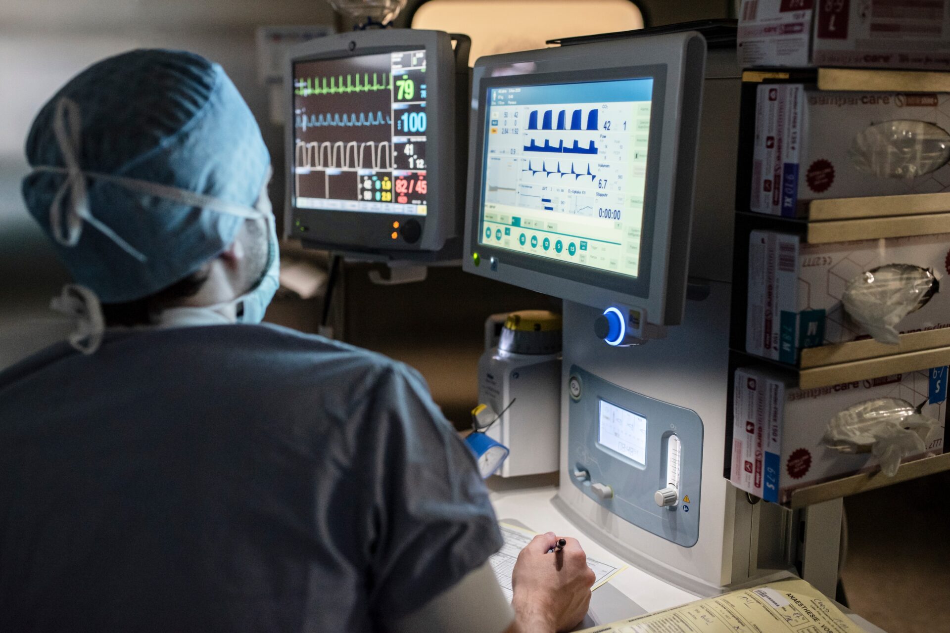 der Anästhesist überprüft die Werte des Patienten während der Operation