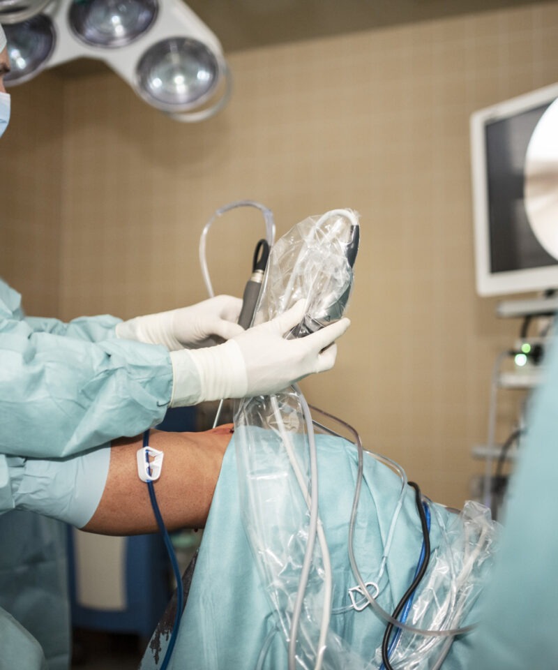 ein Arzt konzentriert sich auf den Monitor während einer Operation am Knie