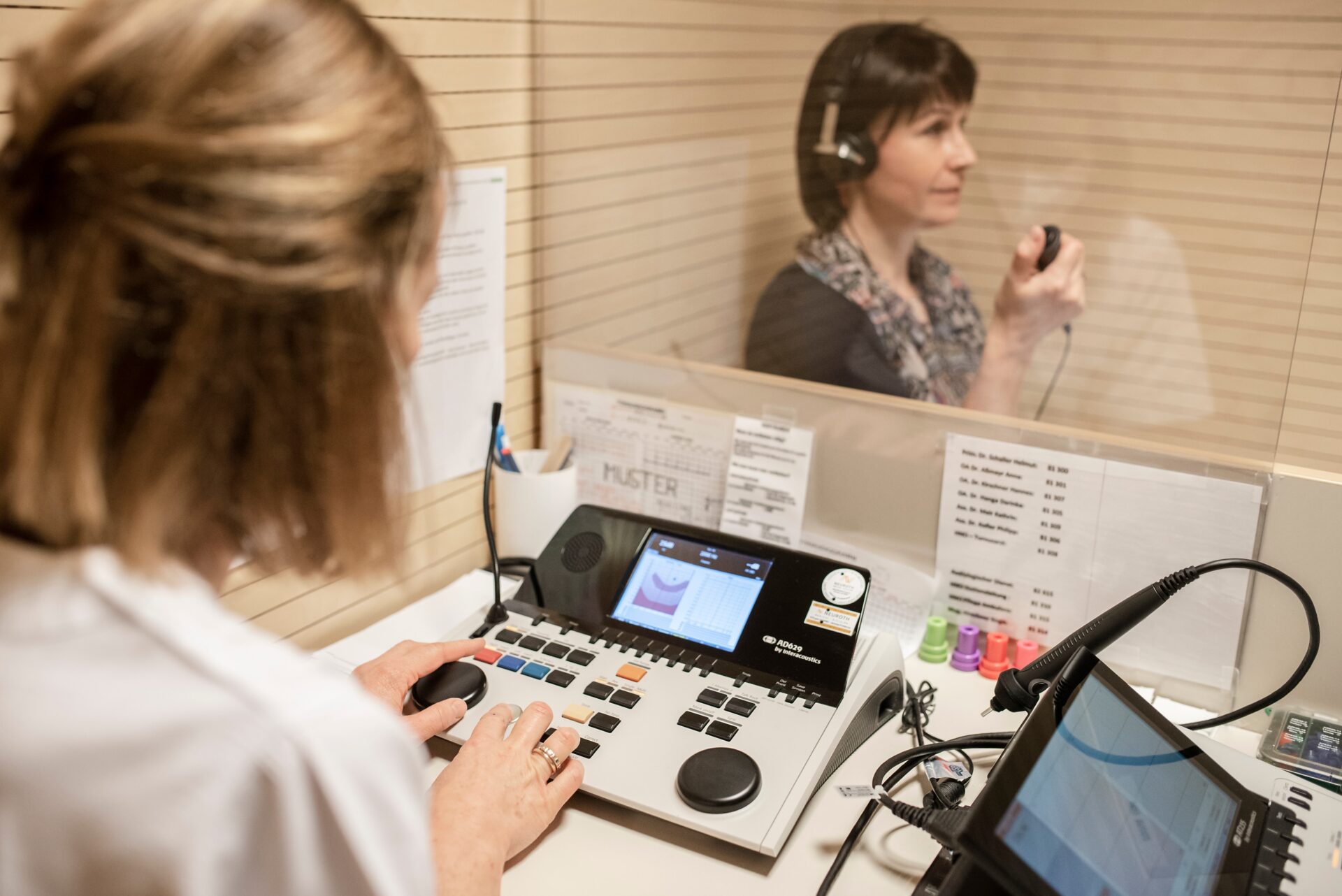 Ein professioneller Hörtest dauert etwa 15 bis 30 Minuten und ist schmerzfrei. Am Bild sieht man die Durchführung des Hörtests: Töne werden über Kopfhörer (Tonaudiometrie) abgespielt, der Patient bestätigt mit einem Knopf sobald er den Ton hört.
