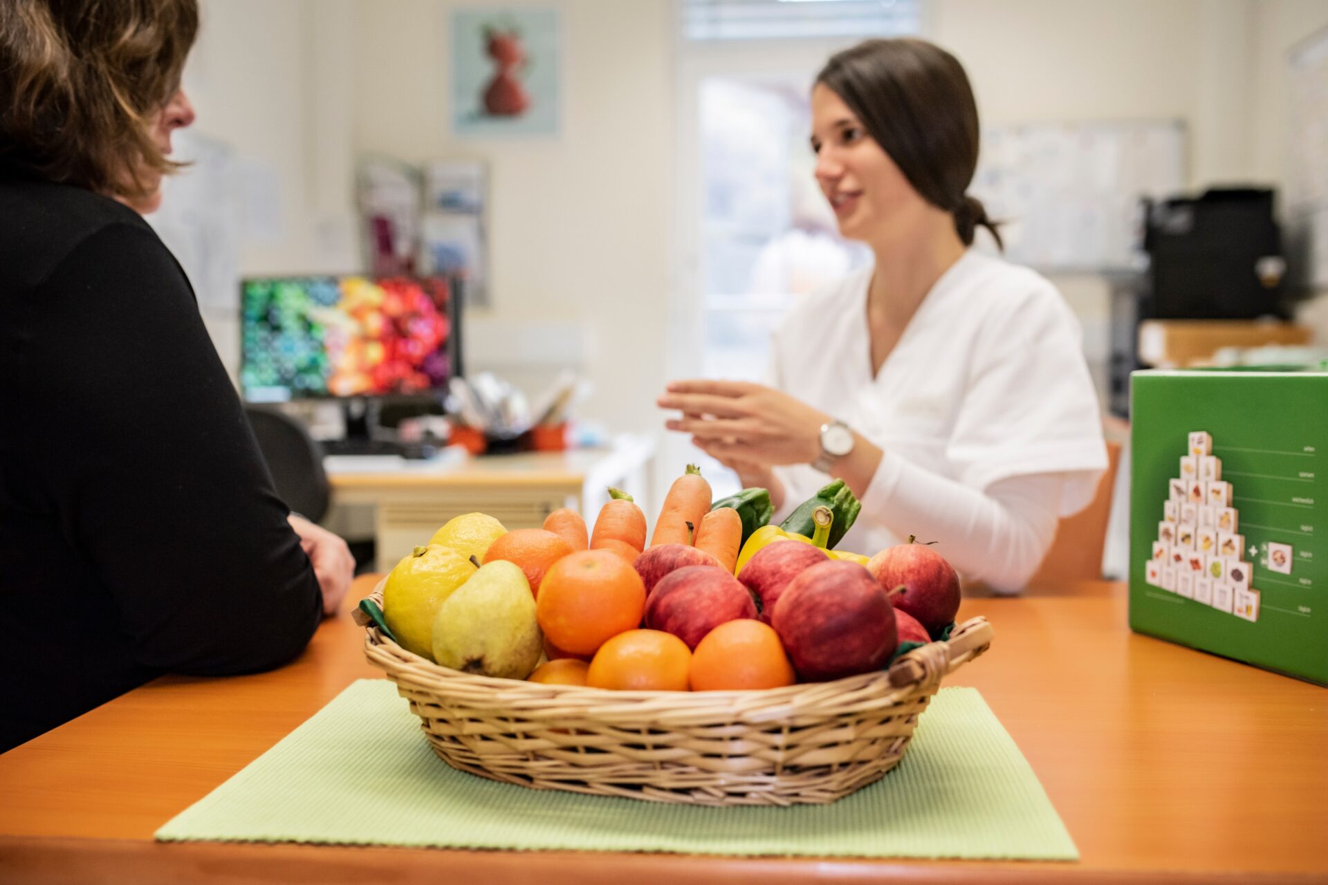 die Diätologin erklärt anhand eines Obstkorbes, welche Früchte gut für eine ausgewogene Ernährung sind