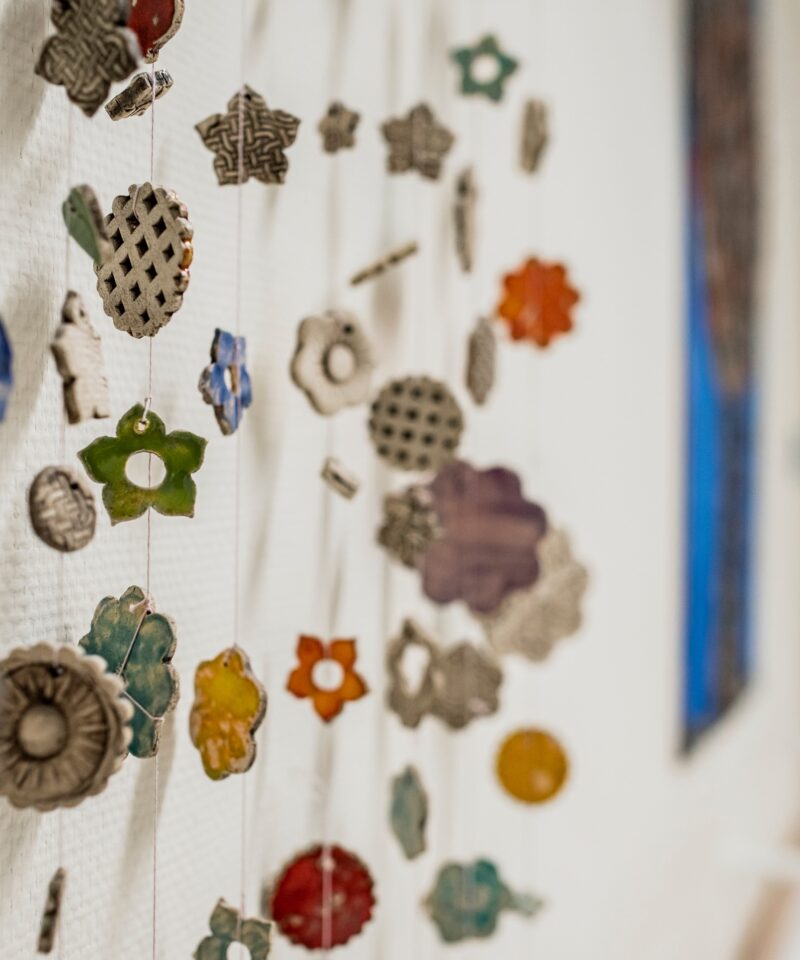 liebevoller selbst bemalter Tonwandschmuck am Eingang der Station