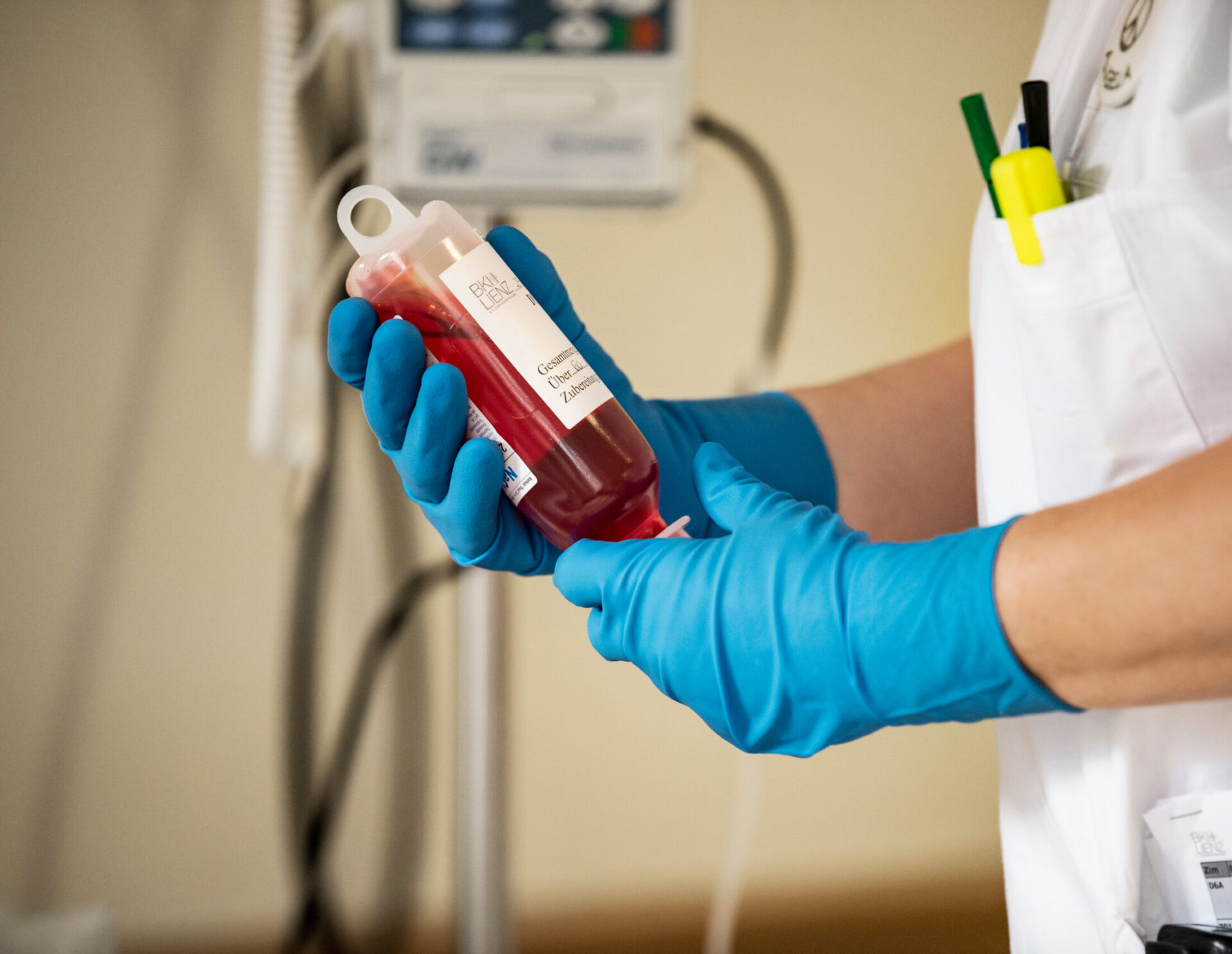eine diplomierte Pflegekraft bereitet eine Chemotherapie vor