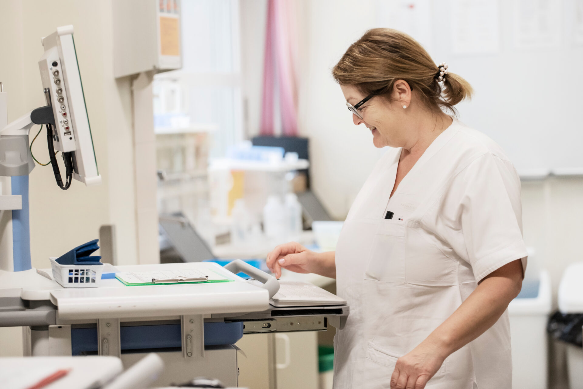 eine diplomierte Pflegekraft gibt den aktuellen Zustand des Patienten in der Pflegedokumentation ein
