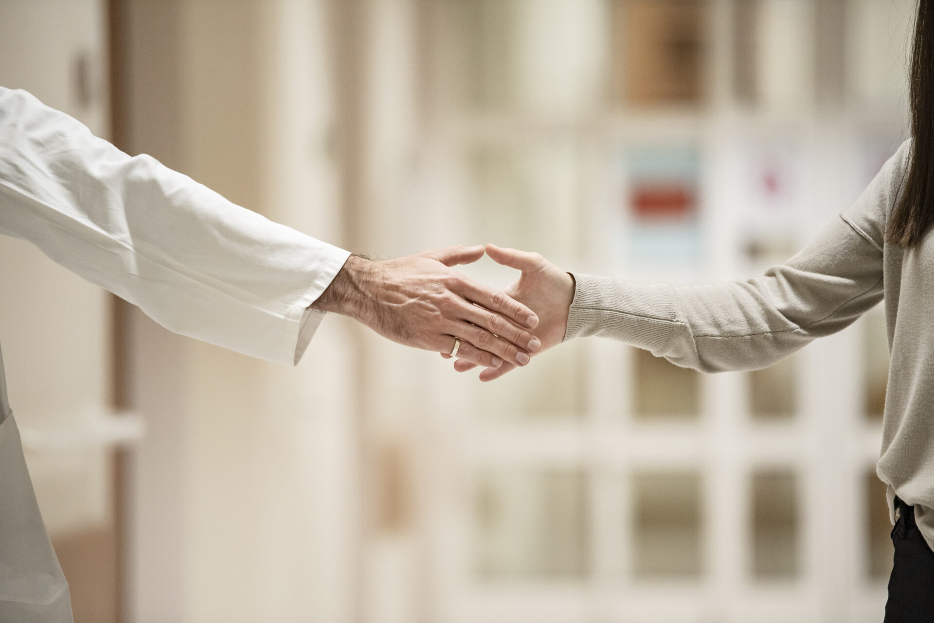 zwei Hände begegnen sich zum Handschlag