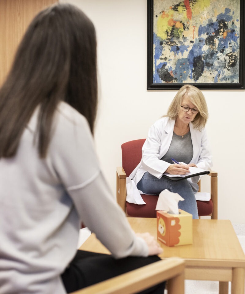 eine Gesprächssituation von Psychologin und Patientin im schön gestalteten Behandlungsraum