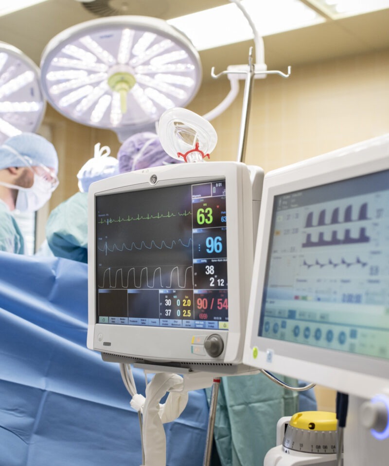 zwei Monitore denen die Vitalwerte, EKG, Sauerstoffsättigung, Beatmung und Narkosewerte während der OP angezeigt werden