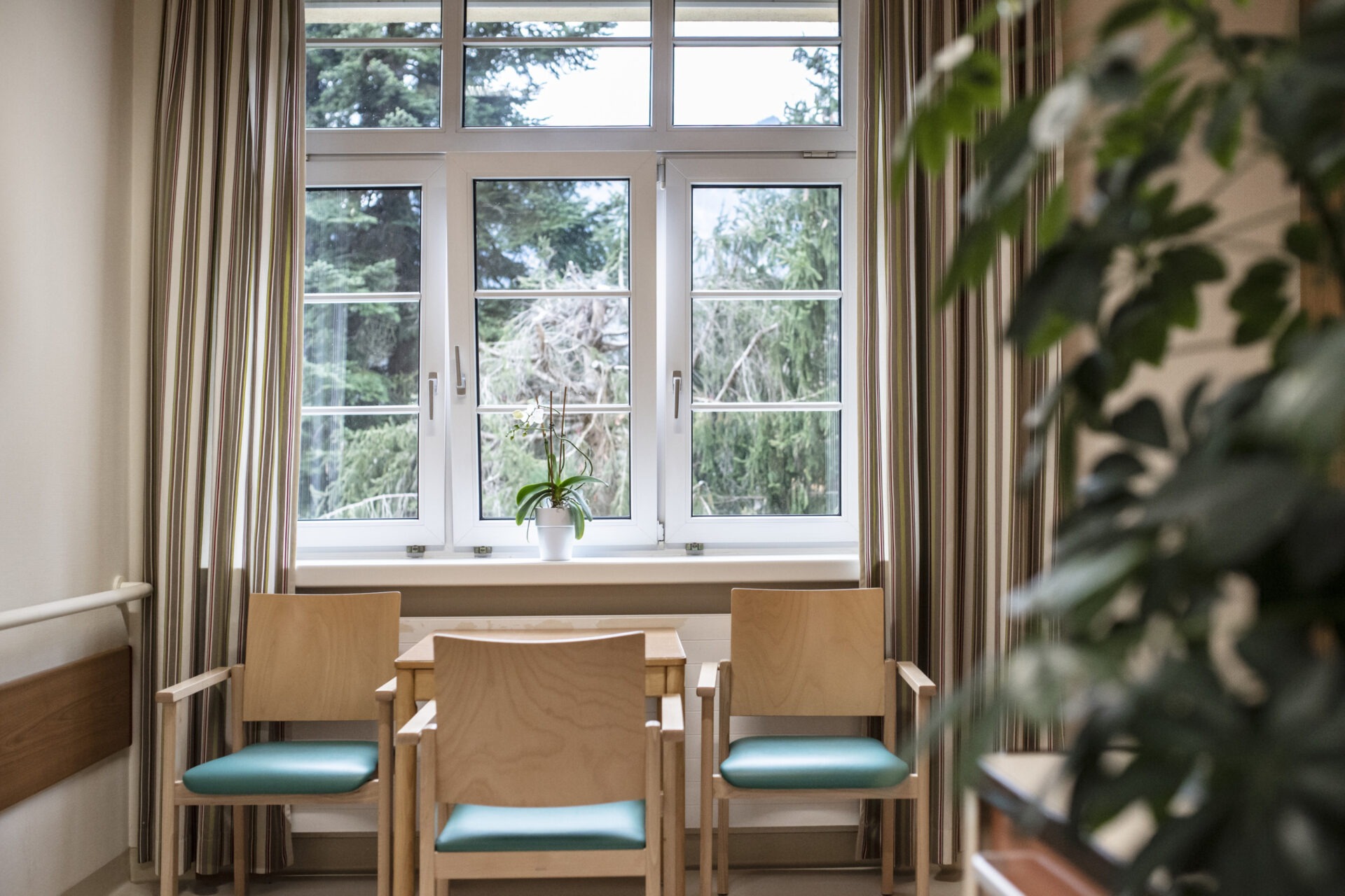eine gemütliche Sitzecke mit Tisch am Fenster einer Station