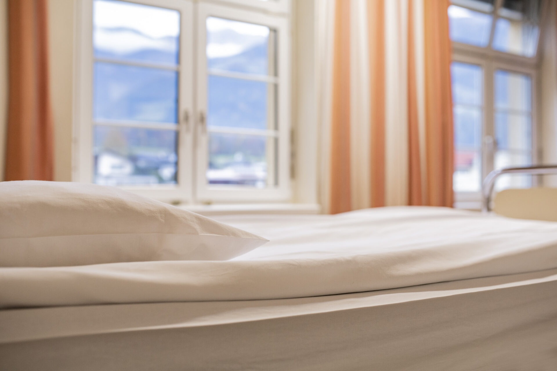 das Bett des Patientenzimmers ist im Fokus