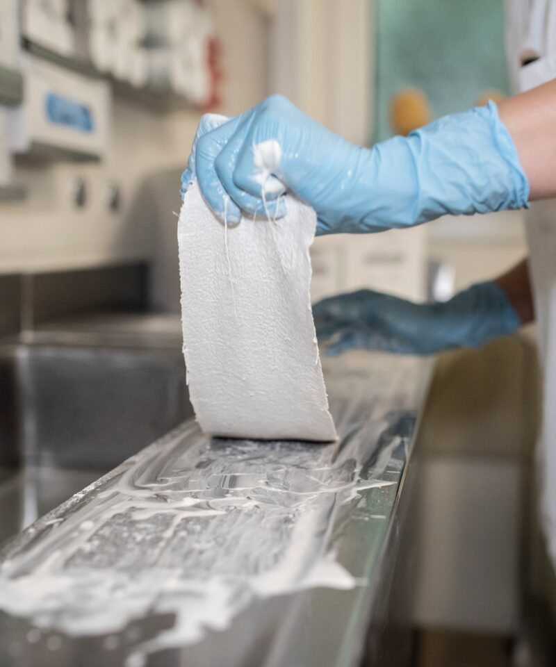 Die feuchten Gips- oder Fiberglasbinden werden von der Pflegekraft vorbereitet.
