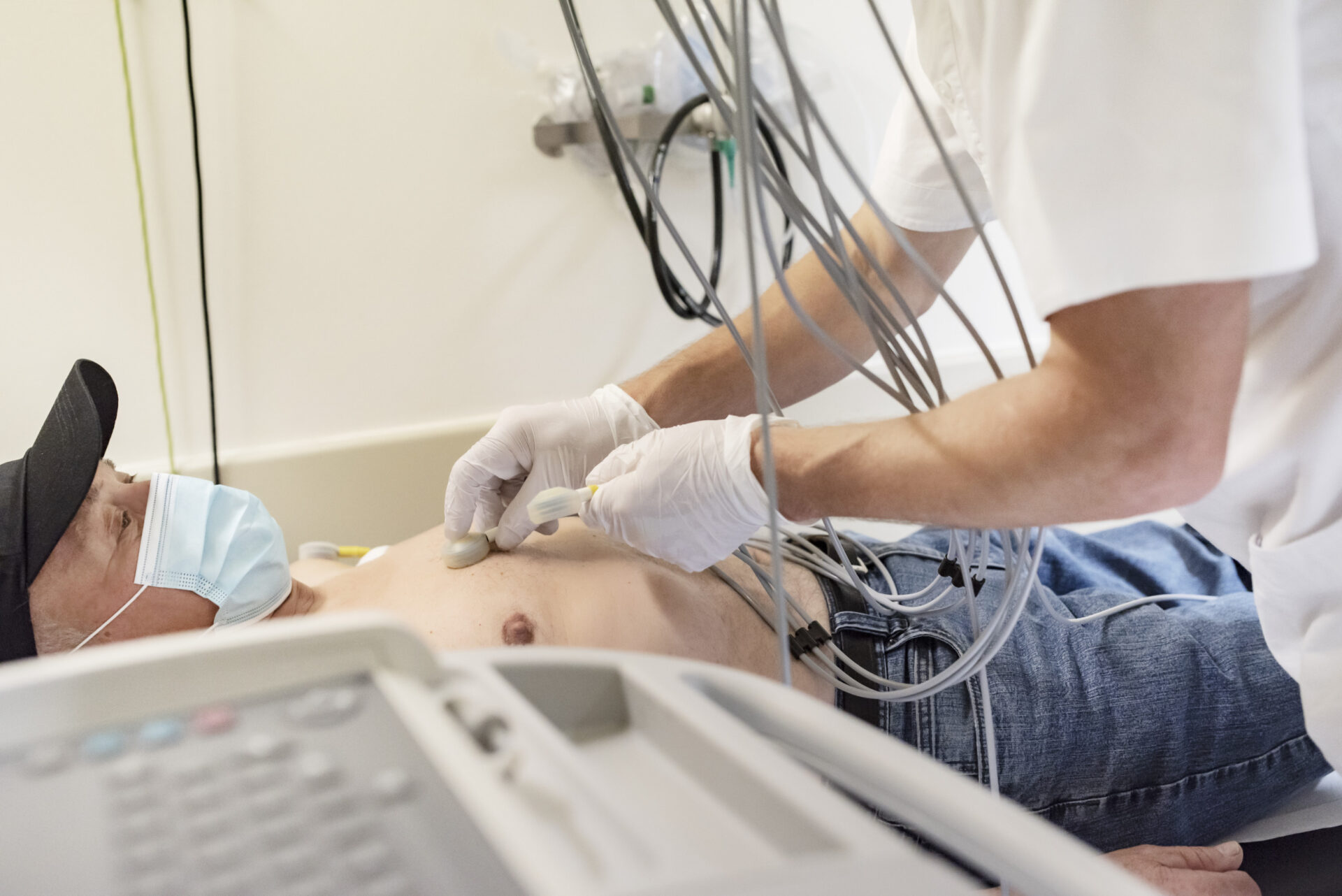 eine Pflegekraft bereitet den Patient für die Untersuchung vor
