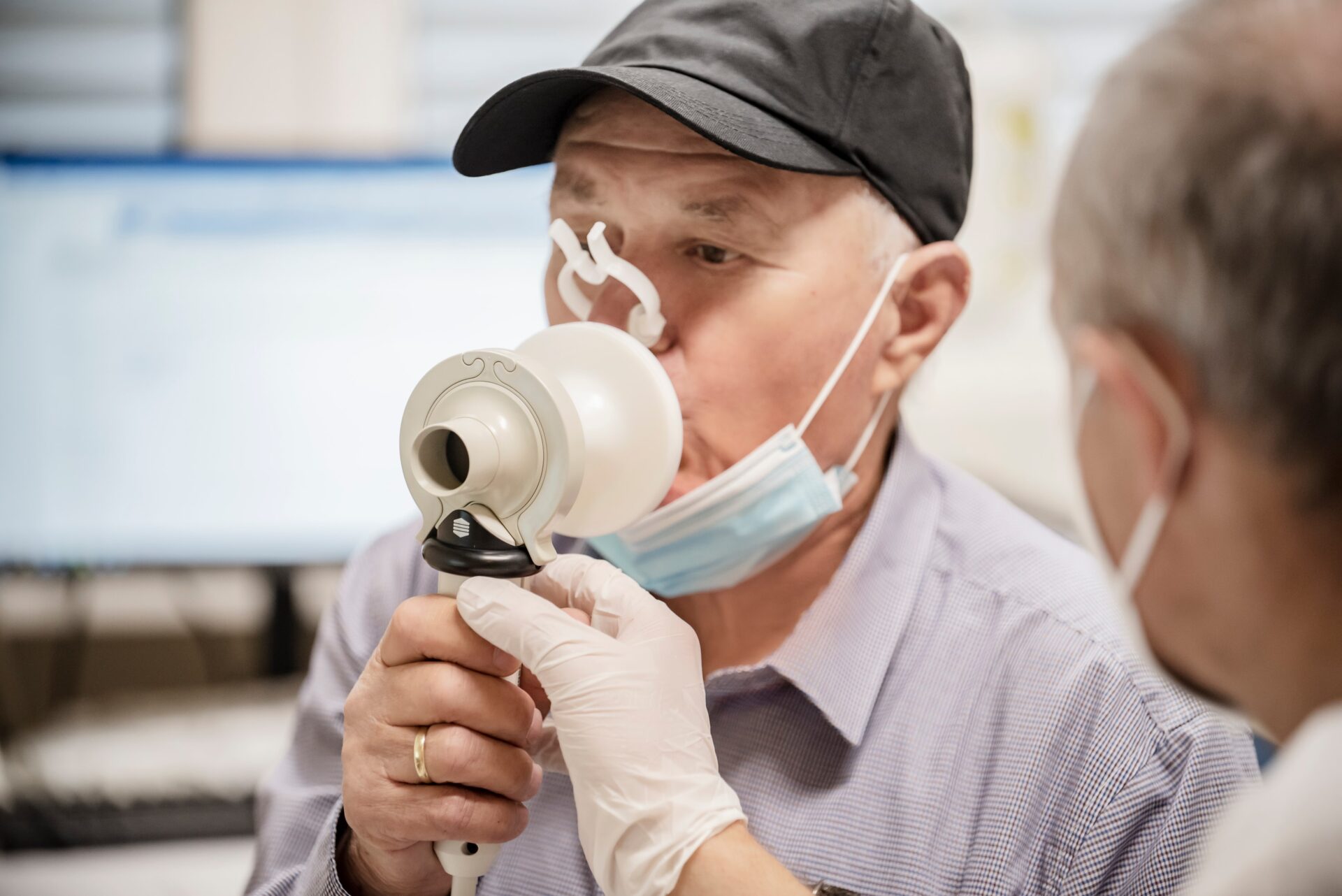 ein Patient führt die Spirometrie/Bodyplethysmographie zur Lungenfunktionsprüfung durch