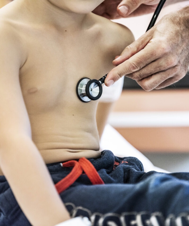 Der Kinderarzt untersucht das Herz eines Kindes mittels Stethoskop