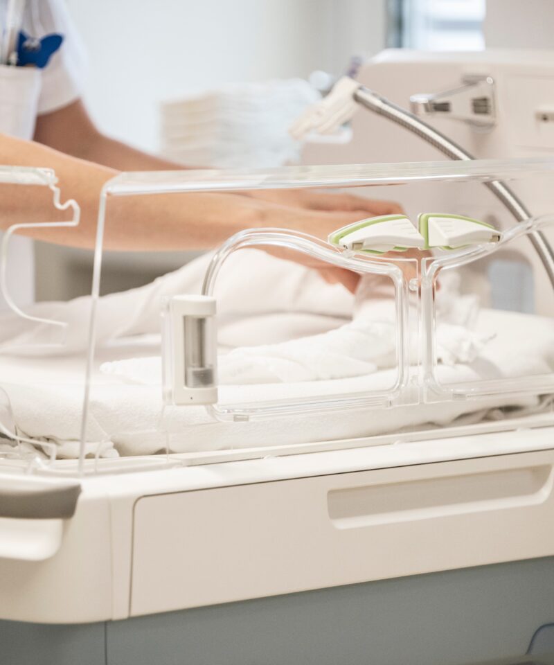 unser Babybett der Neonatologie - Die große, durchsichtige Schale kann mittels einfacher Entriegelung vom Fahrgestell abgenommen werden und ist somit individuell einsetzbar sowie schnell und einfach zu reinigen.