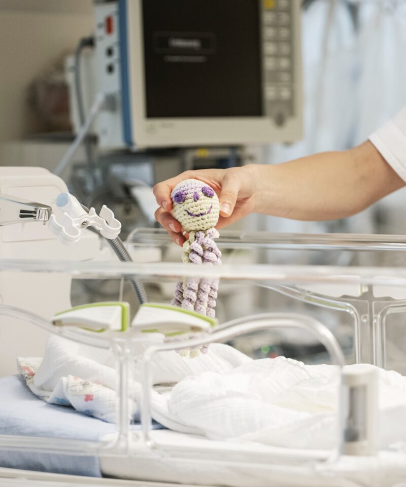 Mit dem Ladenelement, der Infusionsstange, dem Korb und den Gasflaschenhalterungen wird das Babybett schnell zum idealen Überwachungsbettchen.