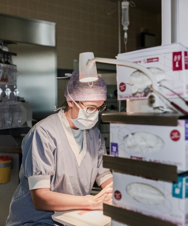 eine Anästhesistin dokumentiert den Verlauf der OP