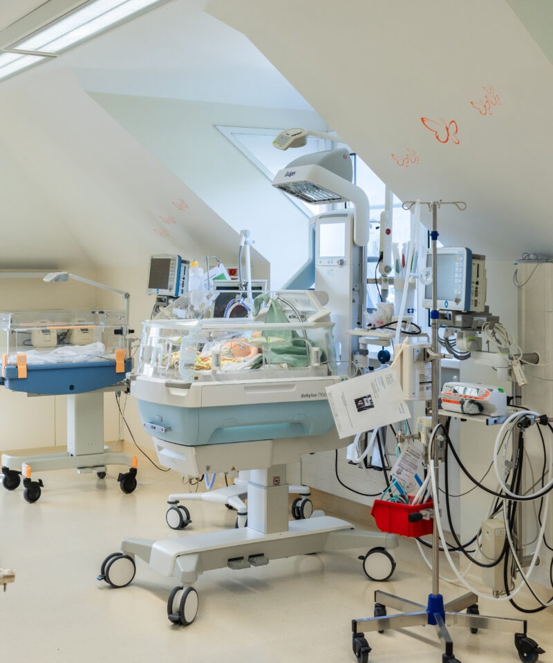 das Bild zeigt unsere Baby-Intensivstation mit allen Geräten für die Intensivversorgung