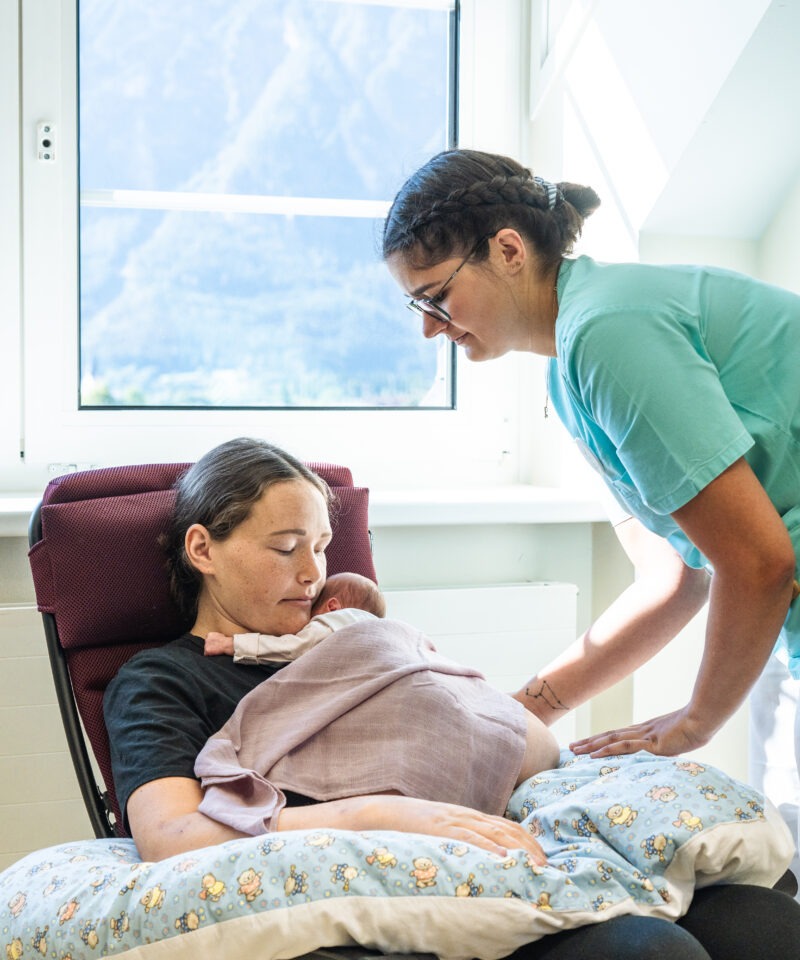Auch bei intensiverer Überwachung können die Eltern ihrem Baby nahe sein und es im Arm halten.